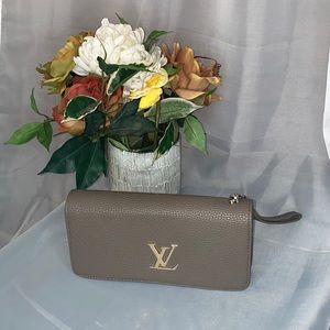 XL Wallet ( Inspired Look )clutch or wristlet 🌺🥰